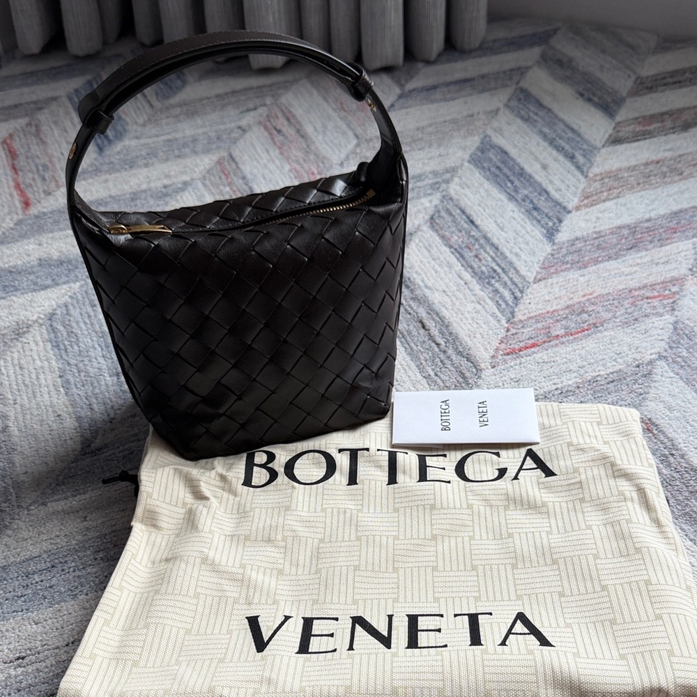BOTTEGA VENETA
Candy Wallace Top Handle Bag  brown. Fondant